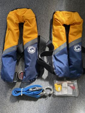 2 nieuwe zwemvesten +gratis live line 35euro