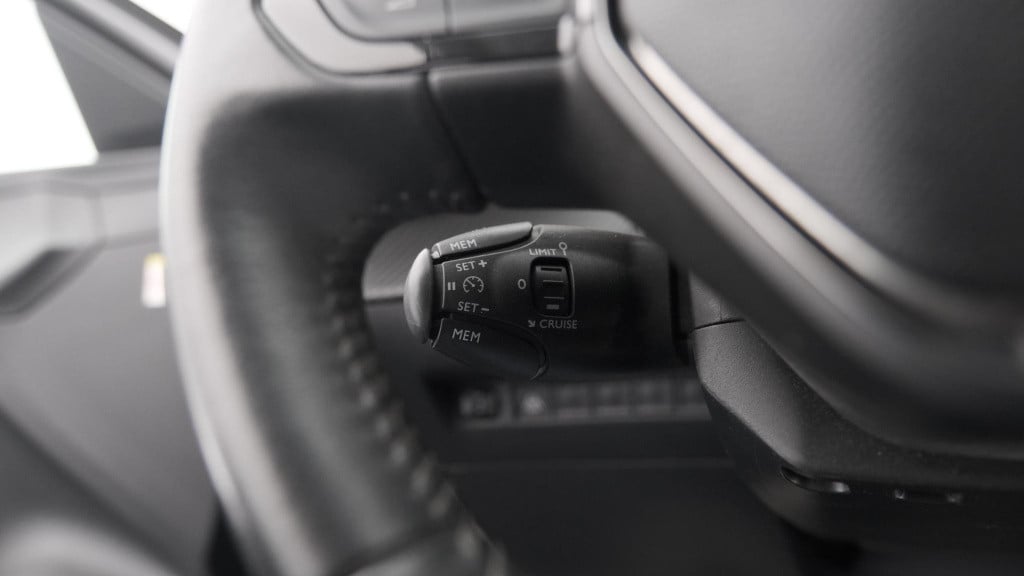 Peugeot 208 puretech 100 eat8 allure | camera | apple carplay | navigatie |