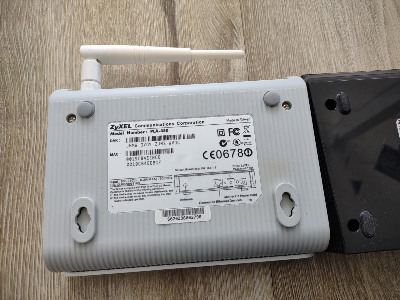 Nette Zyxel mediaspeler en wifi repeater, afstandsbediening.