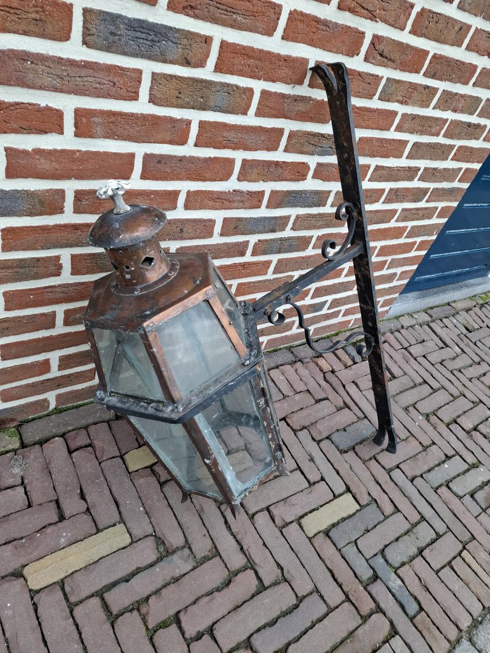 Grote oude gevel lamp