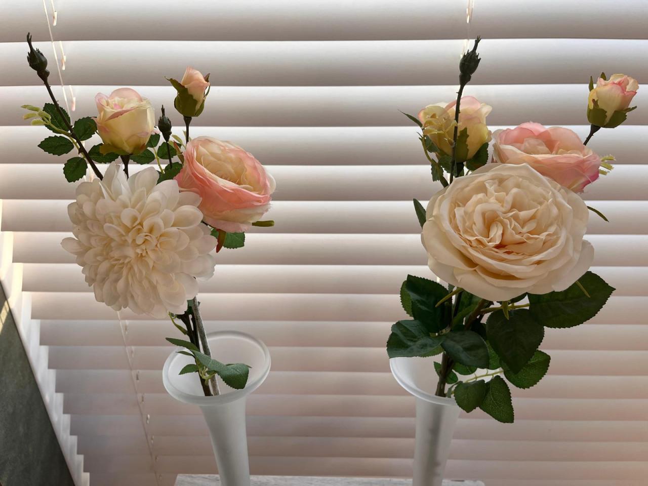 2 grote glazen vazen met kunstbloemen
