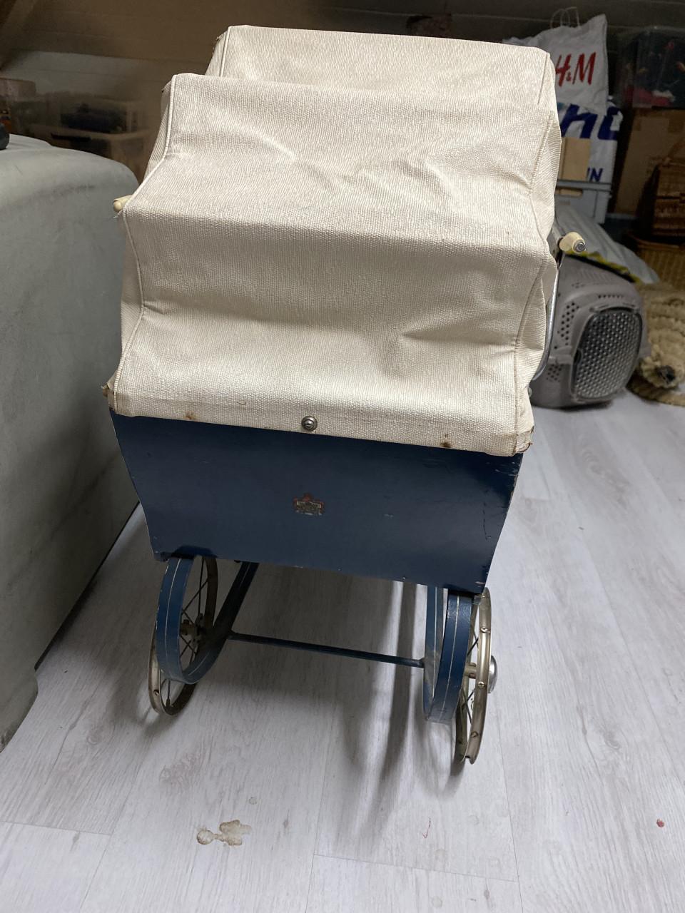 Oude poppenwagen retro