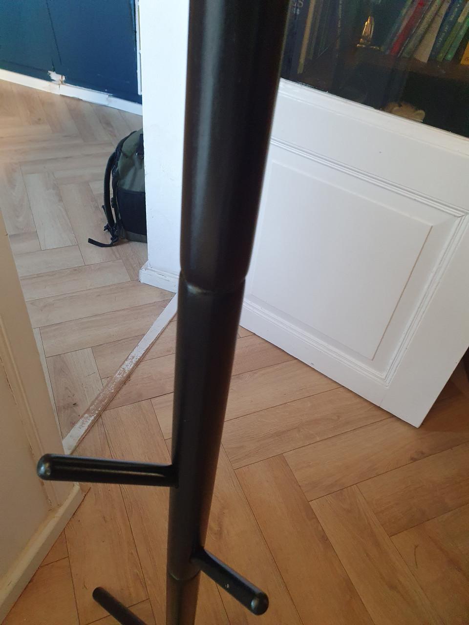 Kapstok staand zwart met 8 haken| 175 cm | zo goed als nieuw