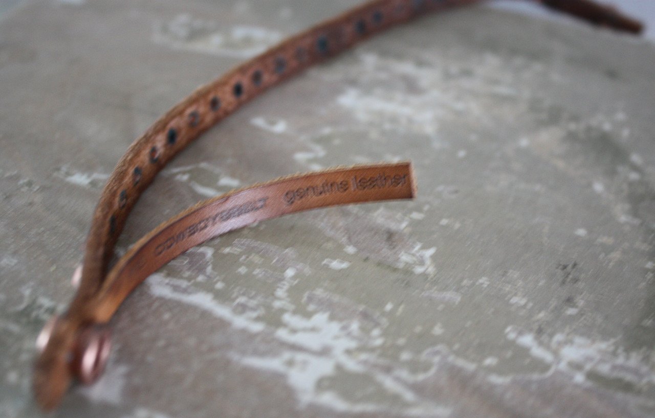 Leren armand turkooise en stenetjes gunderleder