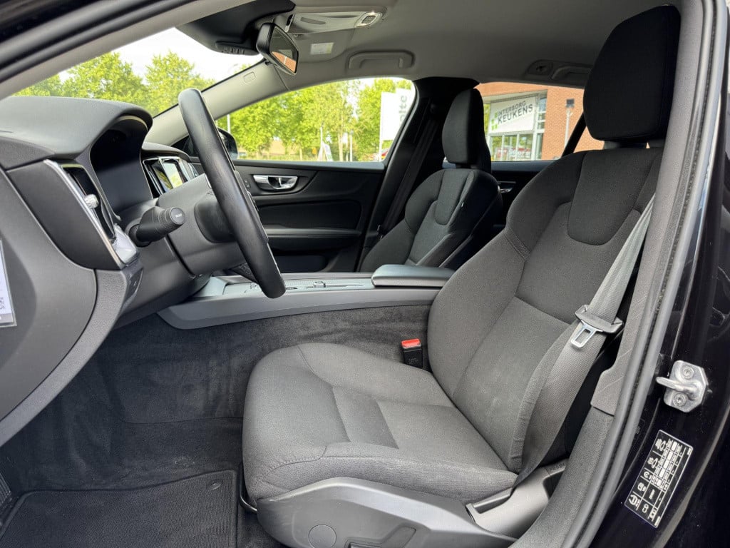 Volvo V60 2.0 b3 momentum advantage 19'' r-design wielen | stuur- + stoelve