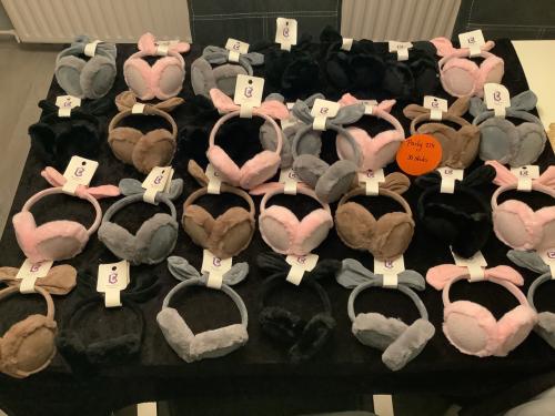 Partij super leuke oorwarmers. ( partij 224)