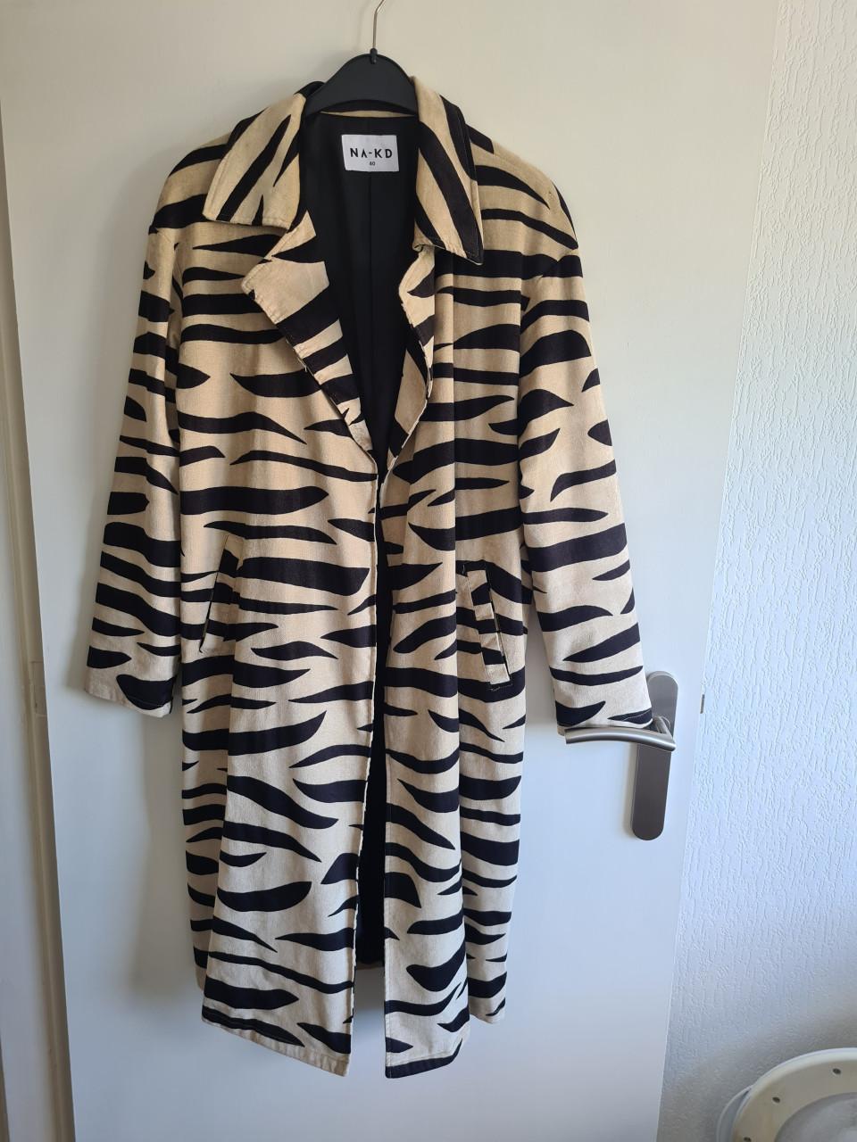 Nieuwe NA-KD jas met een trendy zebraprint Maat 40