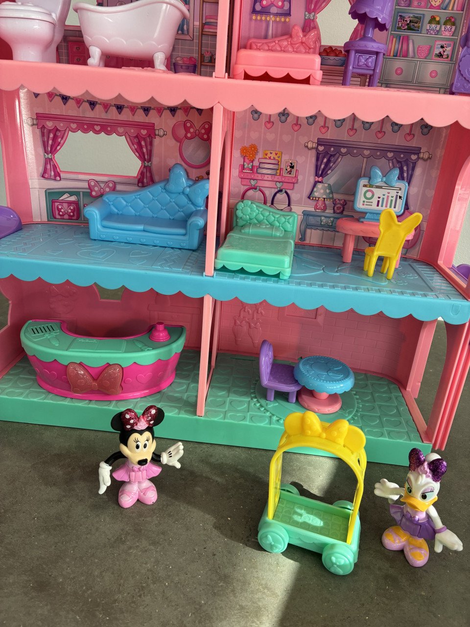 Minnie mouse hotel poppenhuis