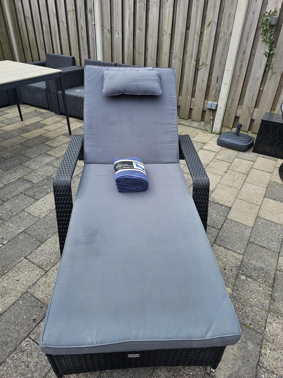 Groot stevig ligbed ligstoel