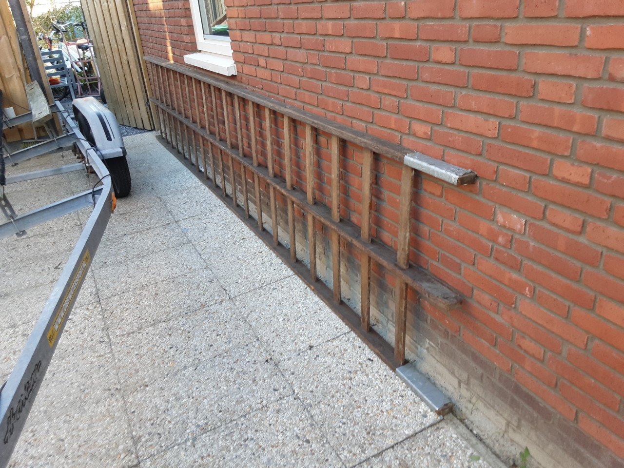 2 oude lange houten ladders te koop