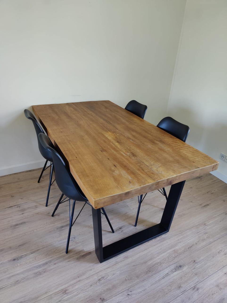 Hoekbank, eettafel + stoelen, salontafeltjes, dressoir