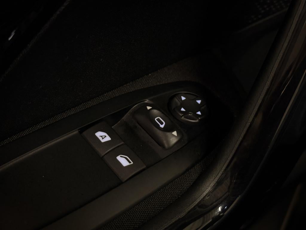 Peugeot 208 1.2 puretech blue lion | led | dab | airco | cruise | apple car