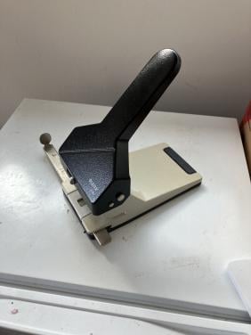 Te koop in zeer goede staat een grote perforator