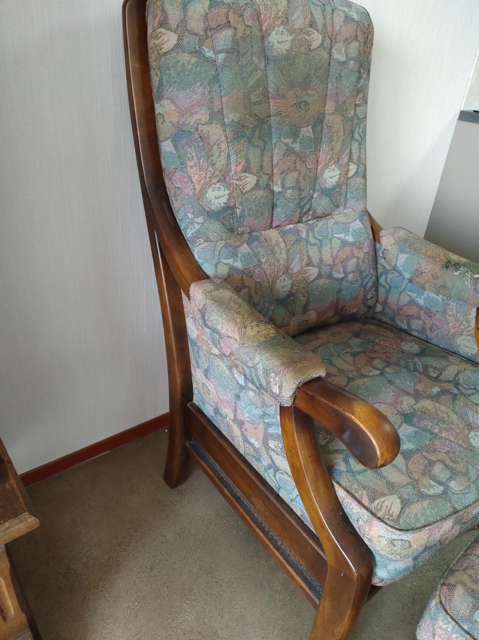 Klassieke relaxfauteuil met bijpassende voetenbank .