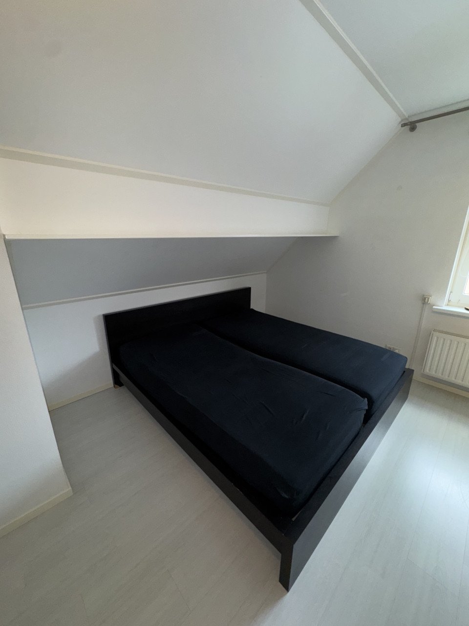 Zwart tweepersoonsbed