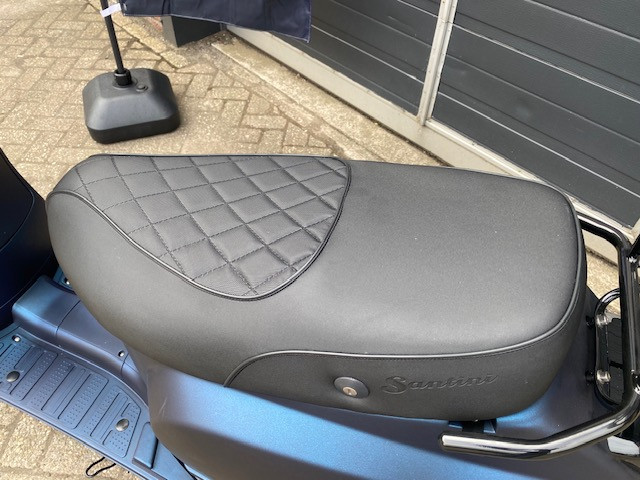 Aanbieding nieuwe vespa look Santini Capri scooters direct leverbaar 1899 e