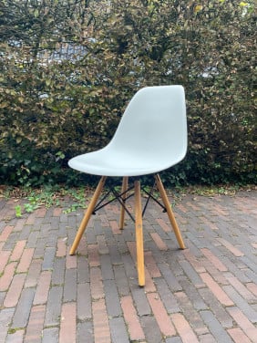 Acht eetkamerstoelen - Eames replica