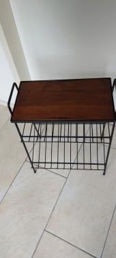 Vintage lectuurbak van zwart metaal met formica blad