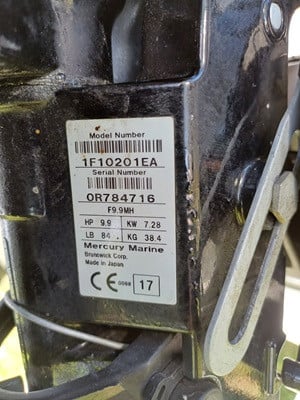 Bootje met motor en trailer