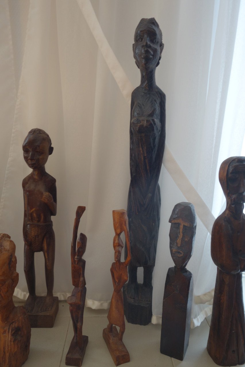 11 handgesneden houten afrikaanse beelden  grootste is 65 cm.