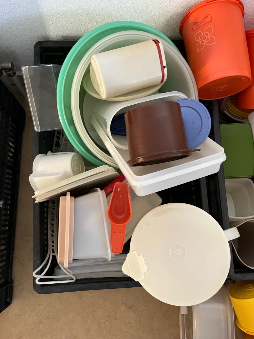 Heel veel Tupperware , 2 kratten
