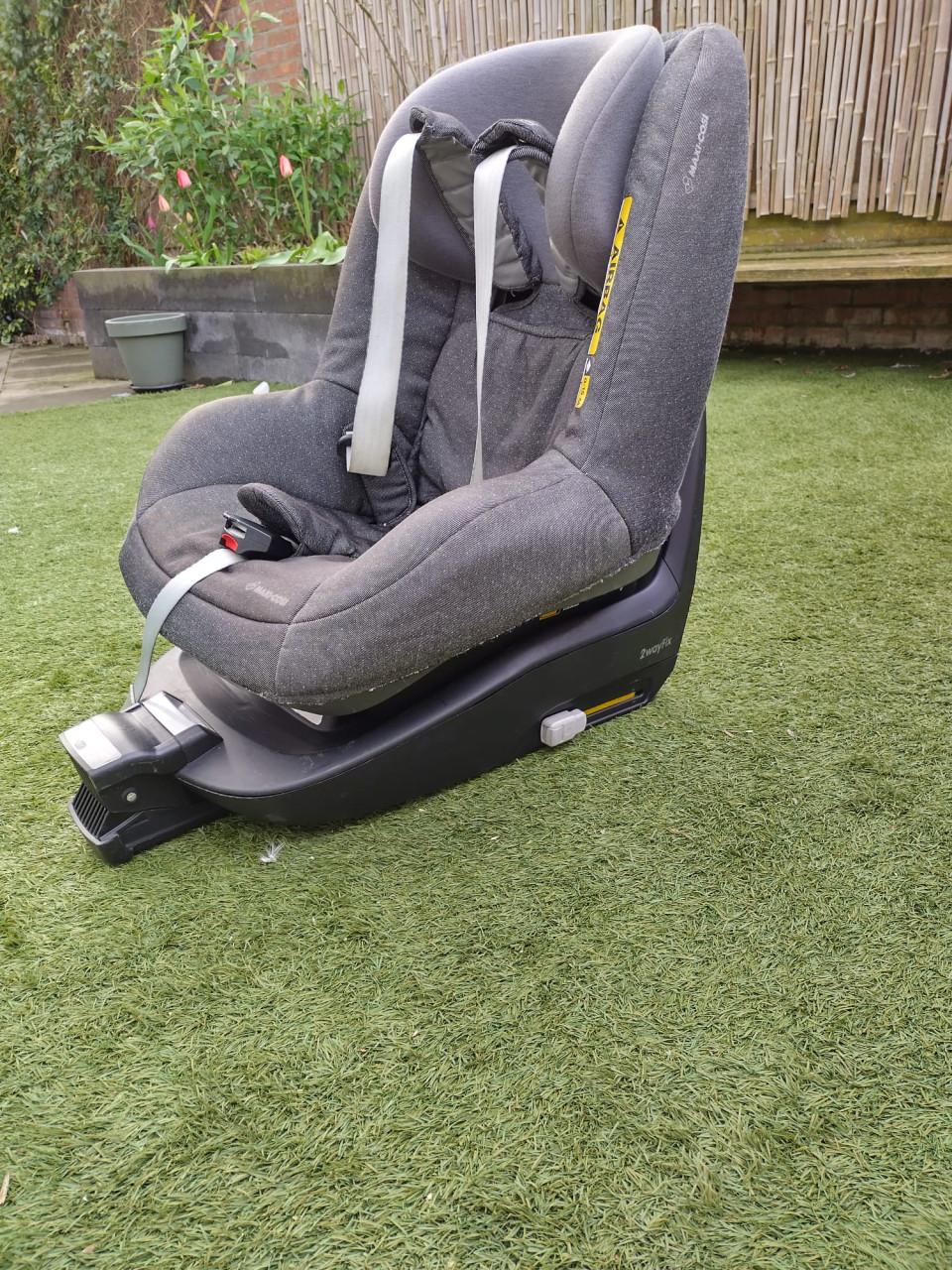 Maxi cosi 2wayfix onderstel + Maxi cosi 2way pearl autostoel