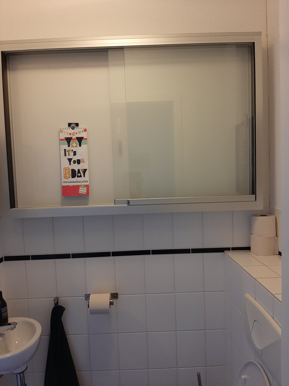 Vitrine kast groot formaat en kunnen magneten op.