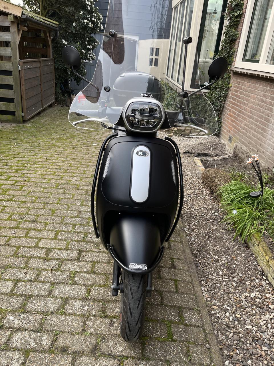 Scooter Kymco 4 takt (geel kenteken) Bijna nieuw. Veel opties.