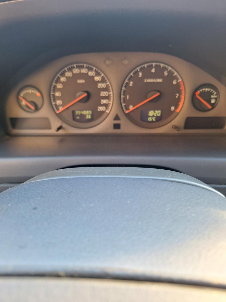 Donker grijze Volvo V70 te koop.