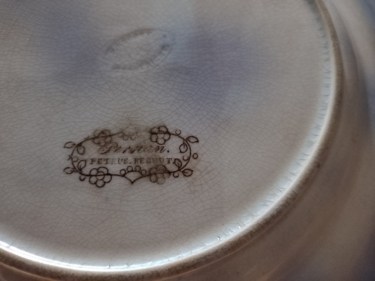 Antiek bord, PETRUS REGOUT-MAASTRICHT, kleine barst
