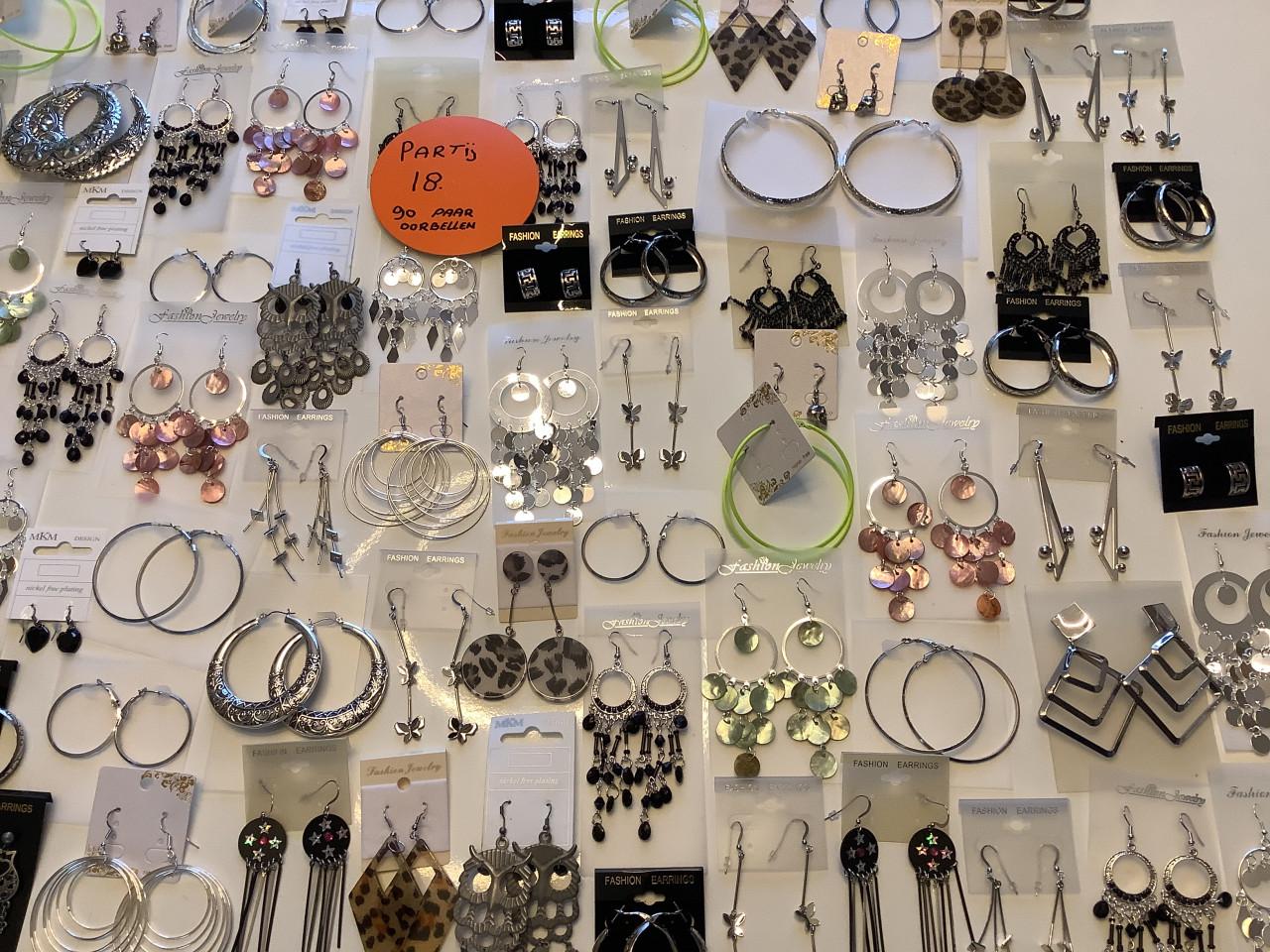 Partij hele mooie oorbellen. ( partij 18)