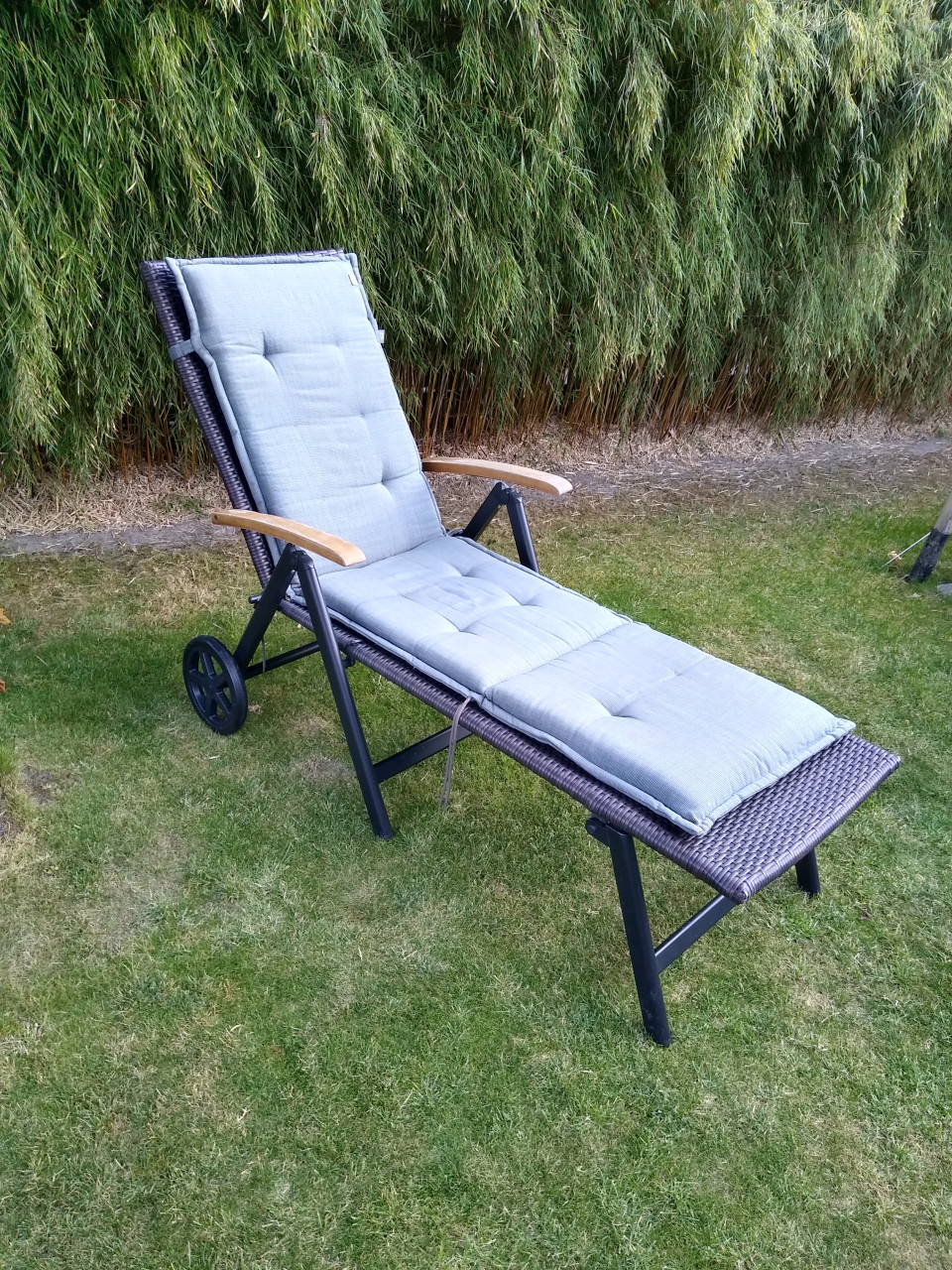 Ligbed tuin. Gevlochten rotan, verrijdbaar.