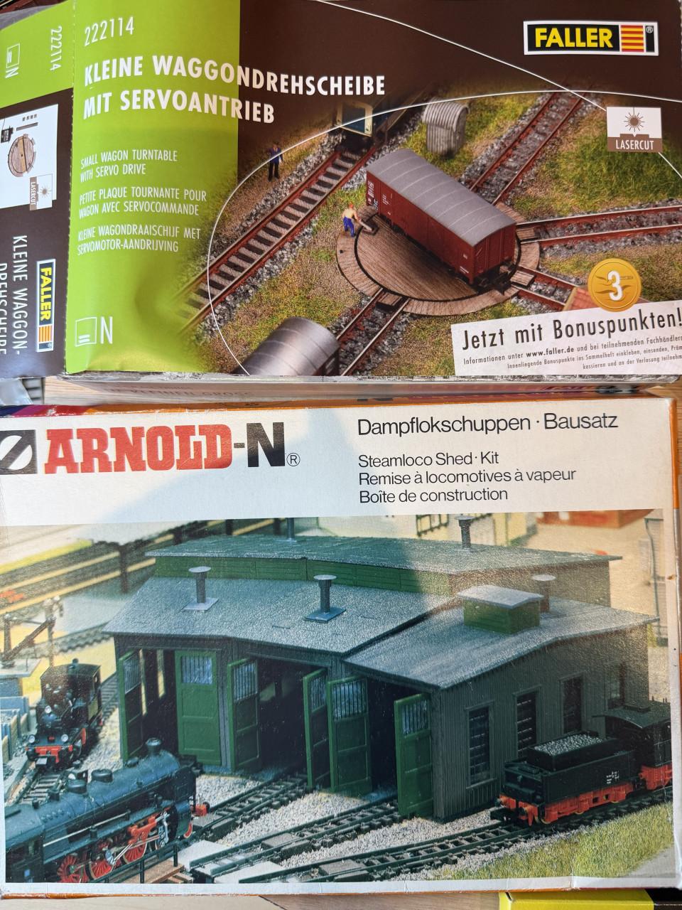 Diverse autootjes, figuren, gebouwen en railmateriaal