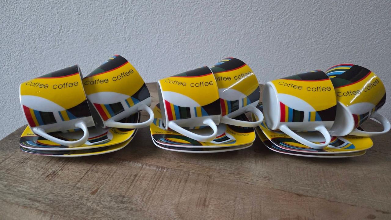 ☕️ Set van 6 kleurrijke kop en (vierkante) schotels.