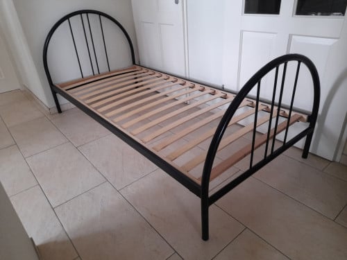 Zwart metalen1 persoons bed 90 x 200 ( in goede staat )