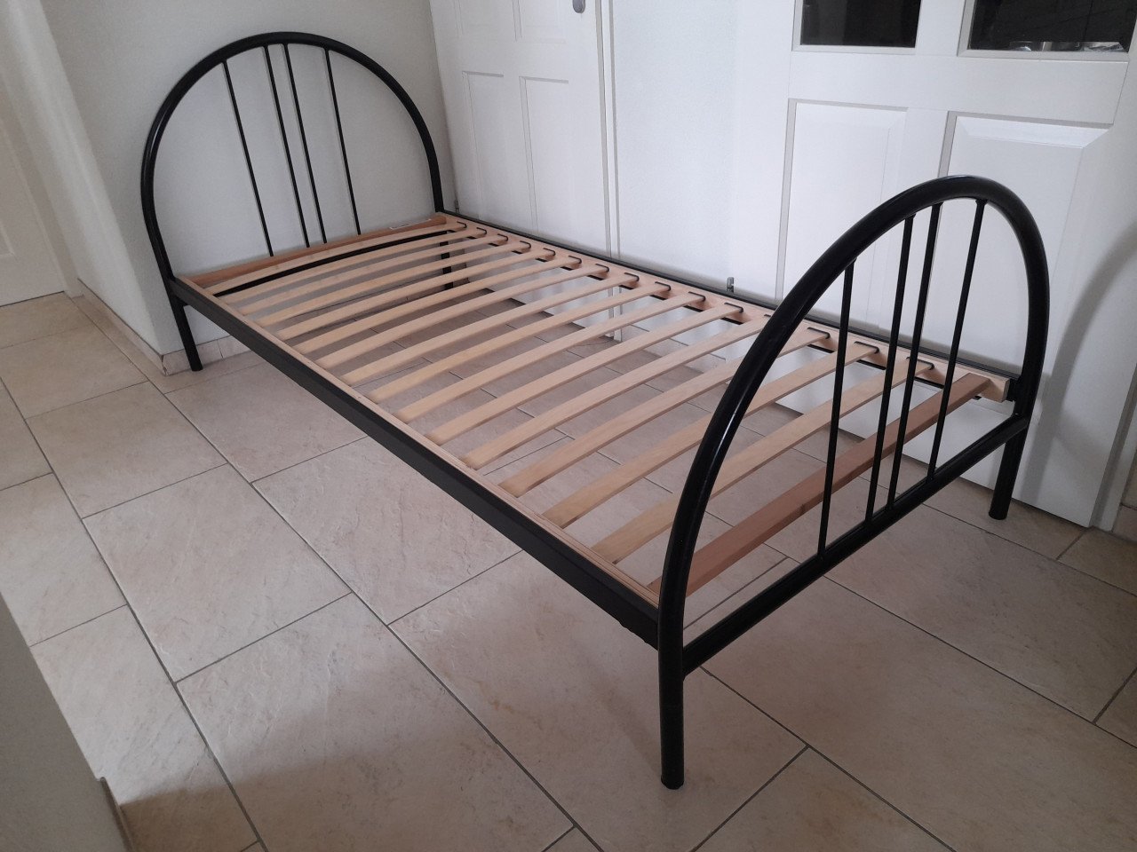 Zwart metalen1 persoons bed 90 x 200 ( in goede staat )
