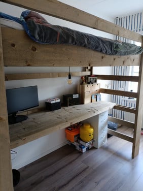 Hoogslaper met bureau van steigerhout
