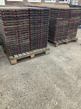 800 vochtdoorlatende rubberen tegels 50x50x6,5cm