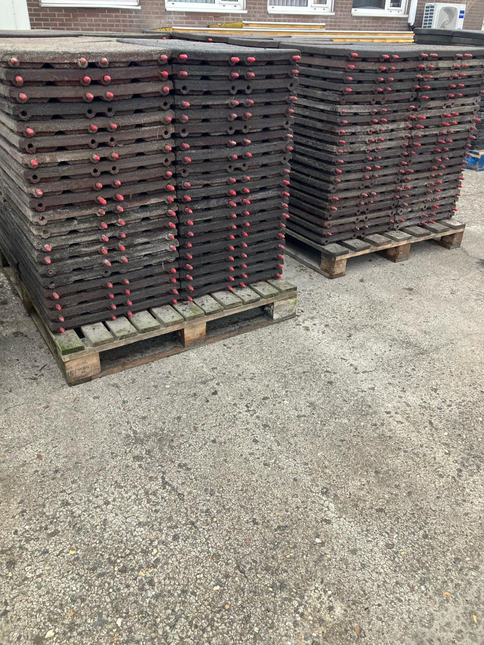 800 vochtdoorlatende rubberen tegels 50x50x6,5cm