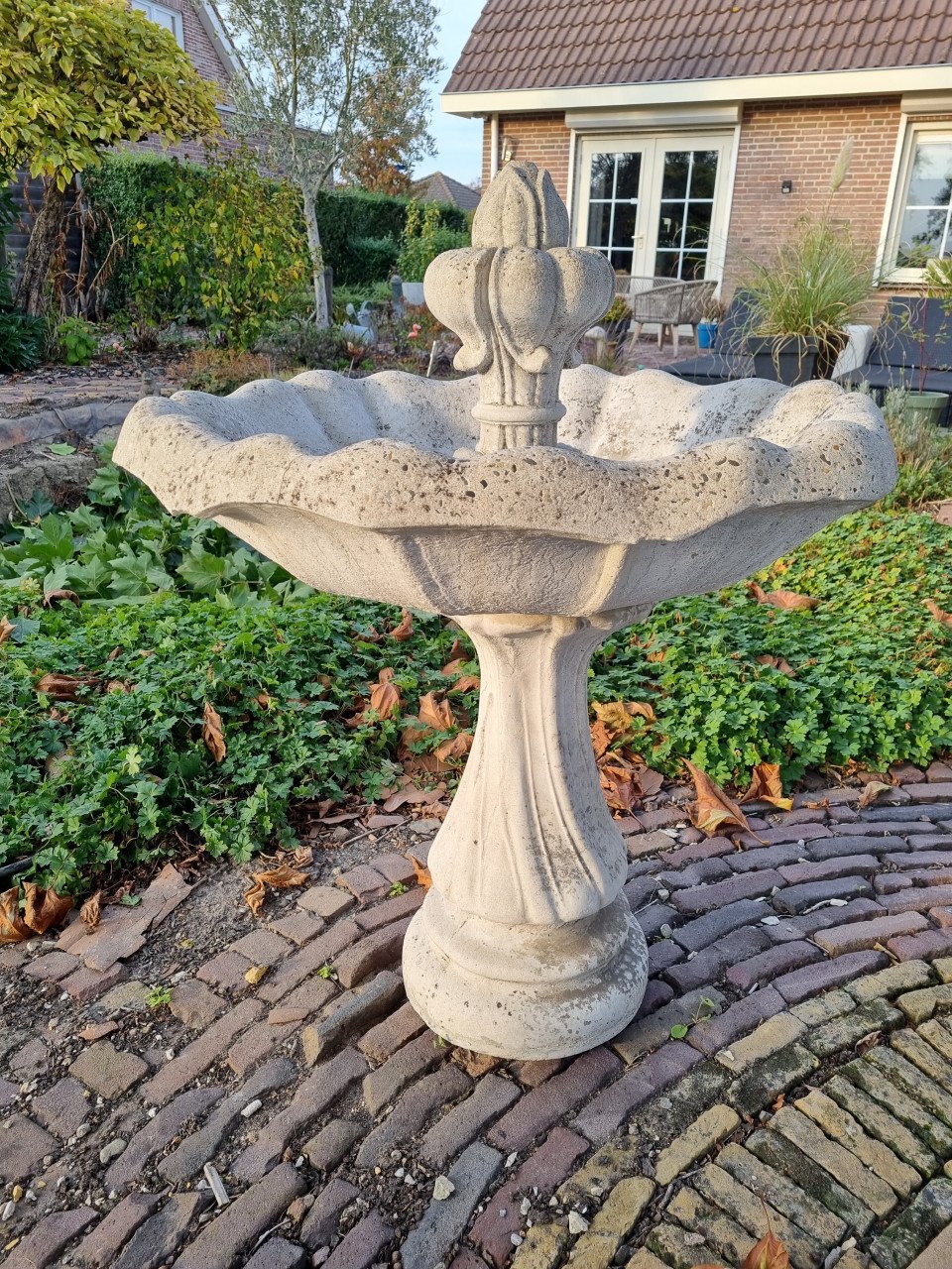 Betonnen tuinfontein schaal-bloembak voor in de tuin