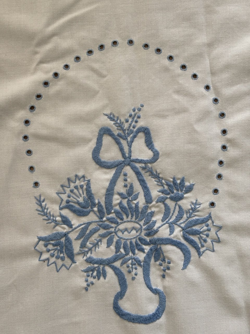 EEN MOOI HAND GEBORDUURD TAFELKLEED Ø148