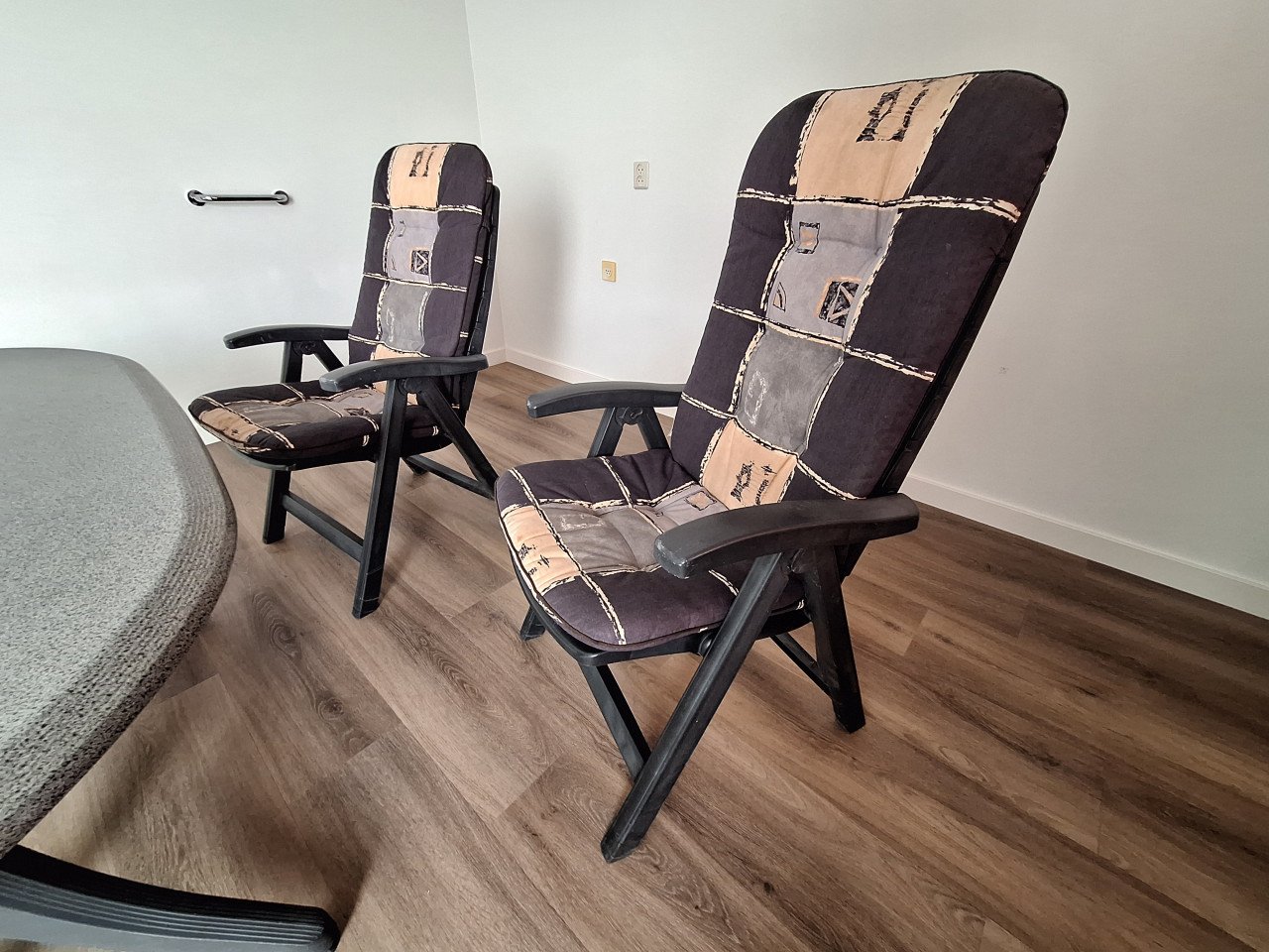 Tuinstoelen met ovale tafel