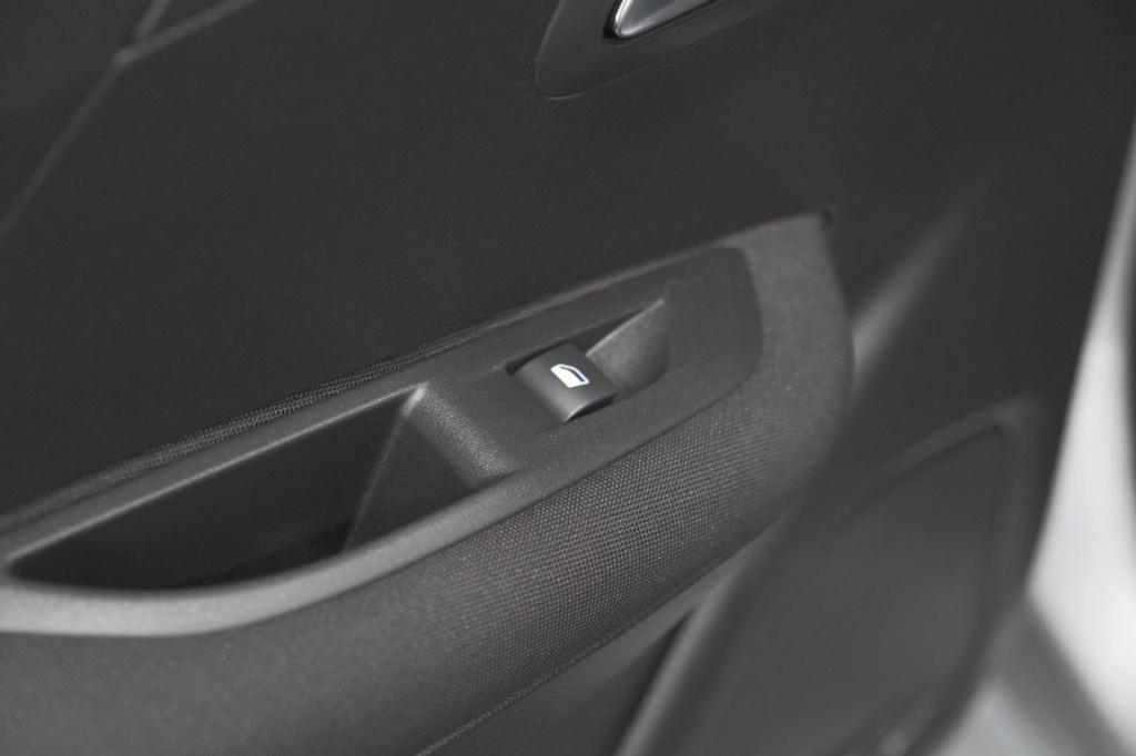 Peugeot 208 puretech 100 active | parkeersensoren | navigatie | apple carpl