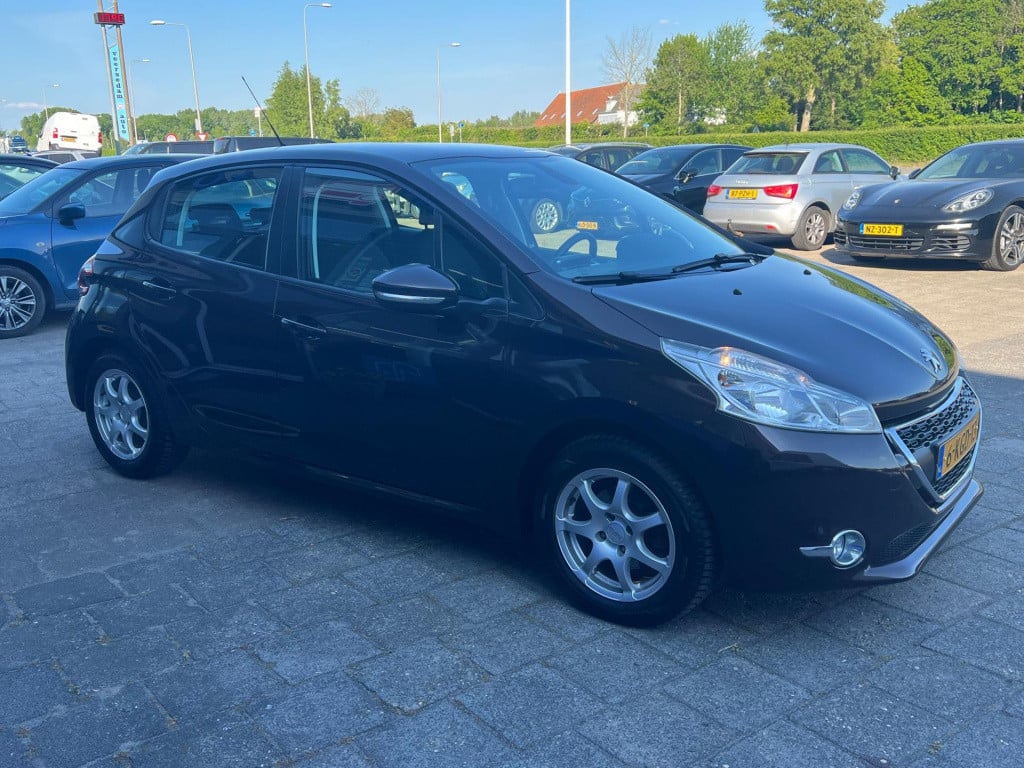 Peugeot 208 1.2 vti envy, navi, trekhaak enz...