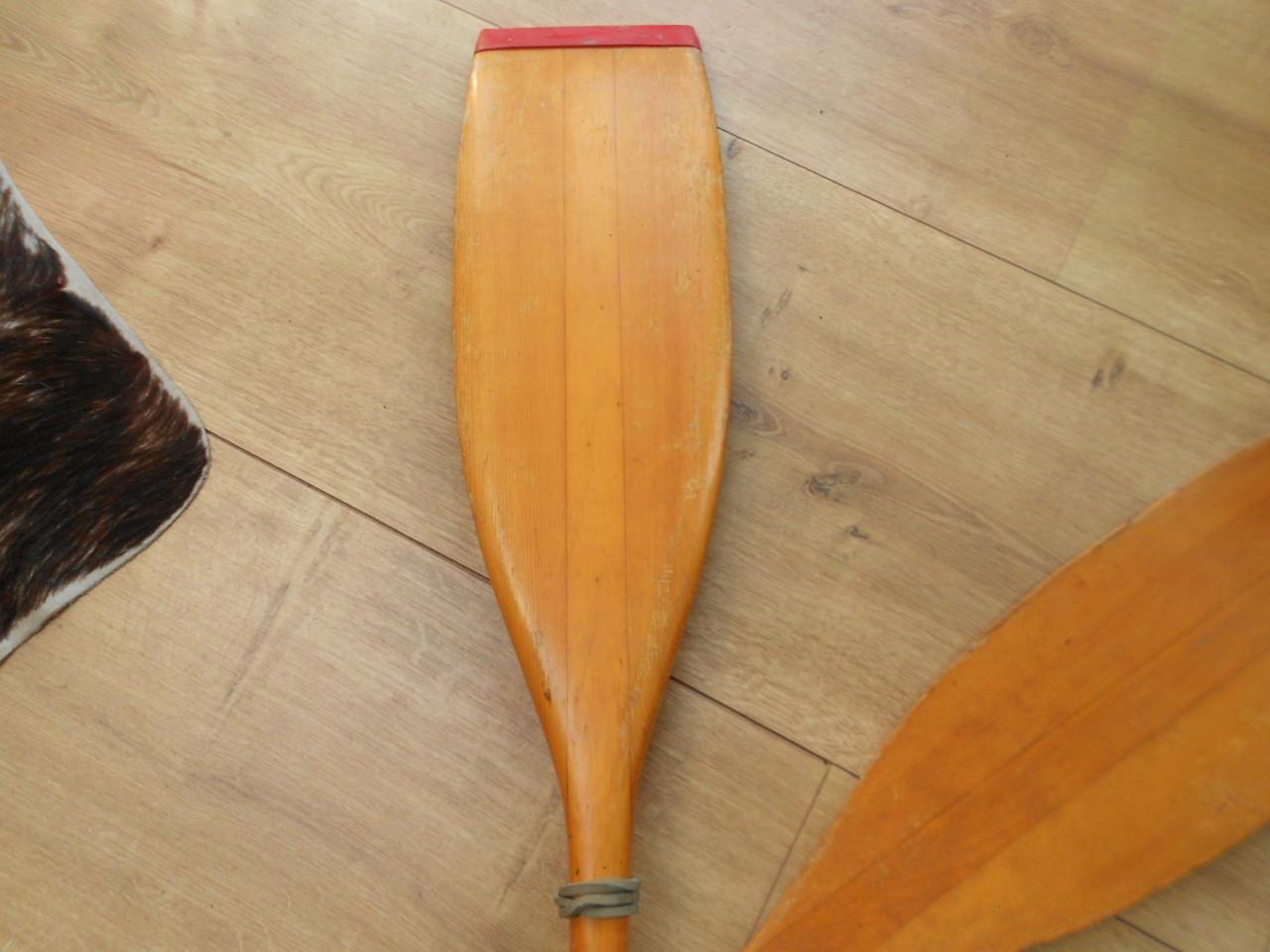 Twee houten roeispanen peddels.