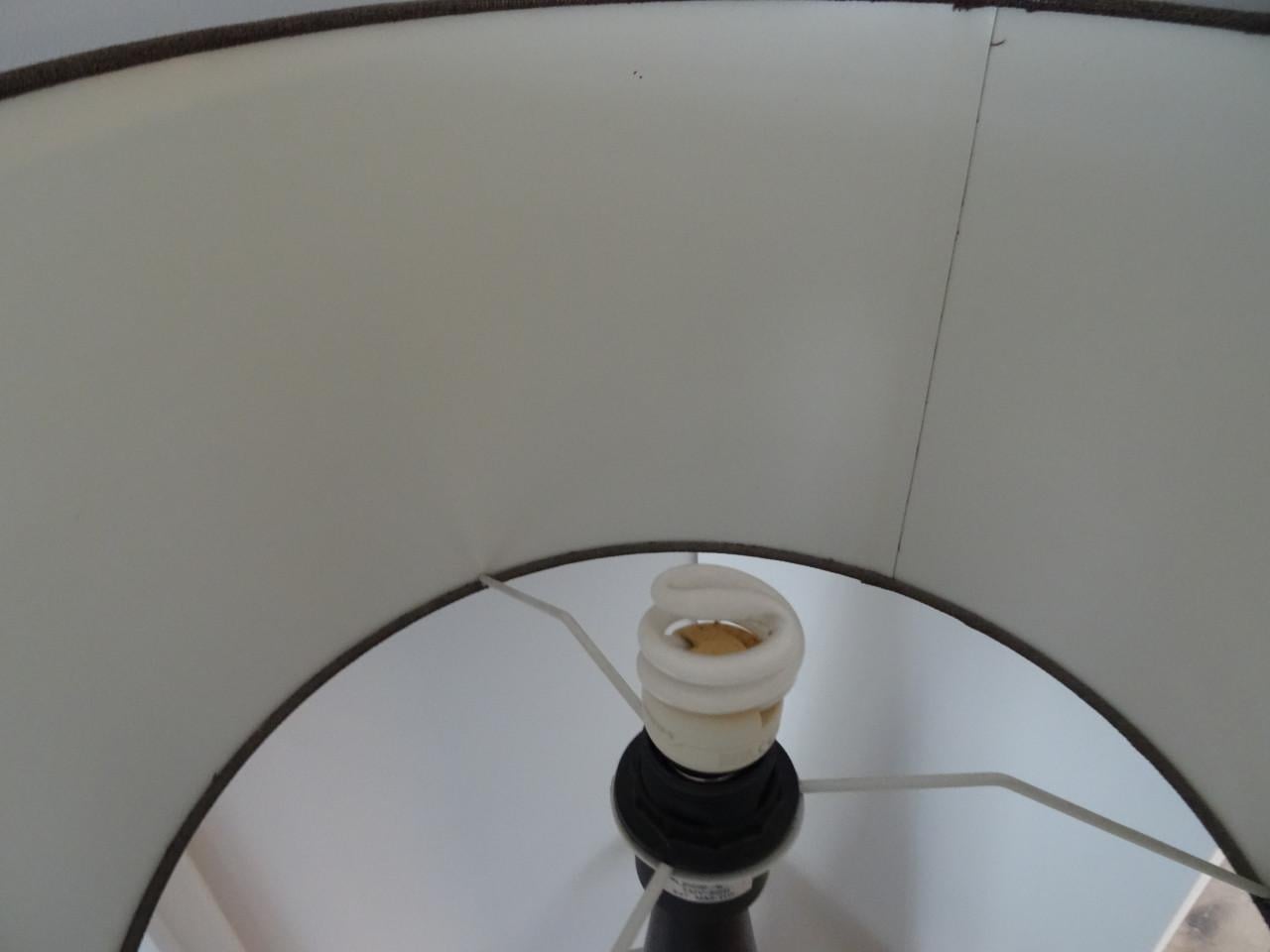 Tafellamp 70 cm hoog met mooie bruine kap en zwarte voet