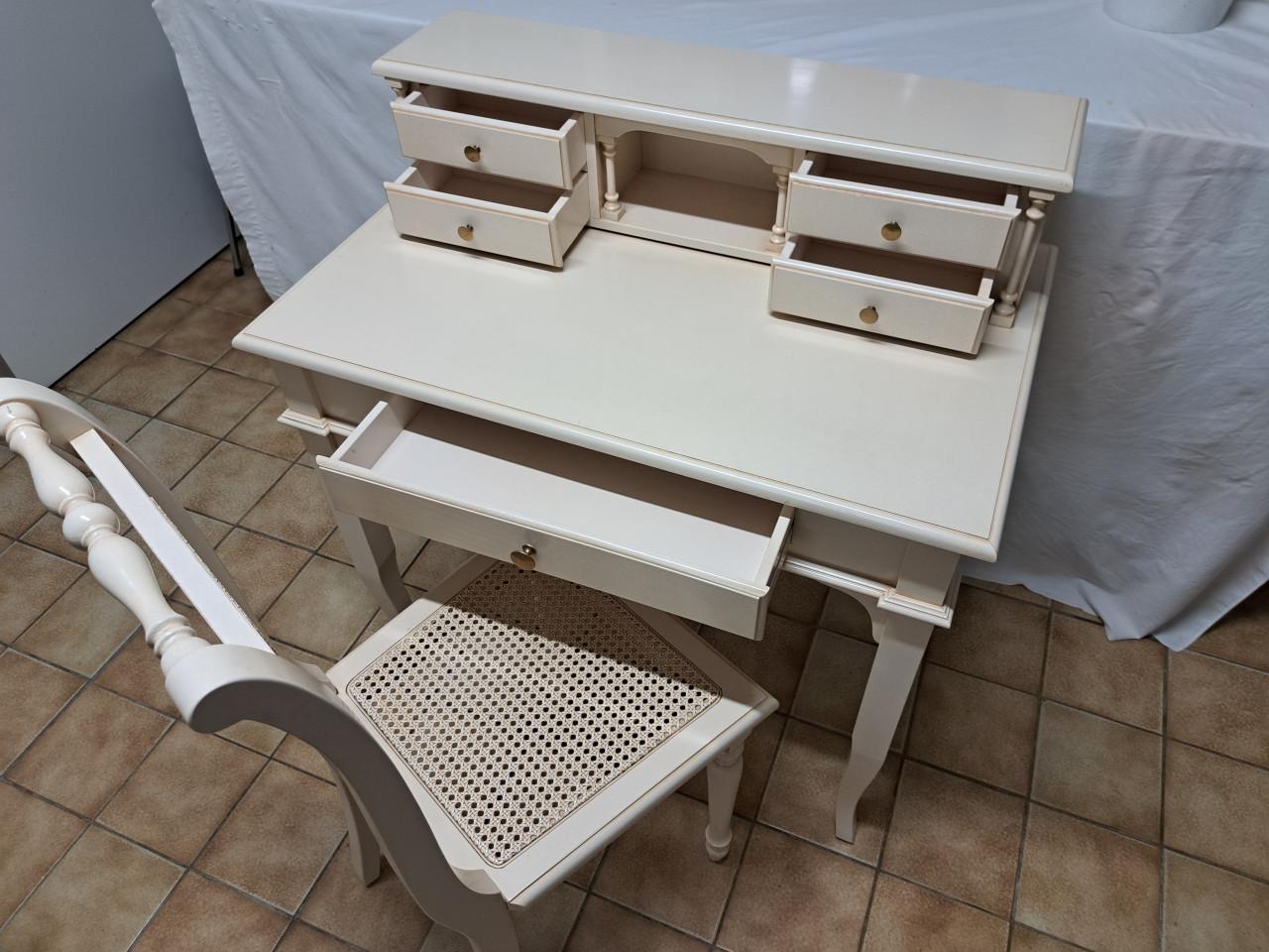 Secretaire en bijbehorende stoel