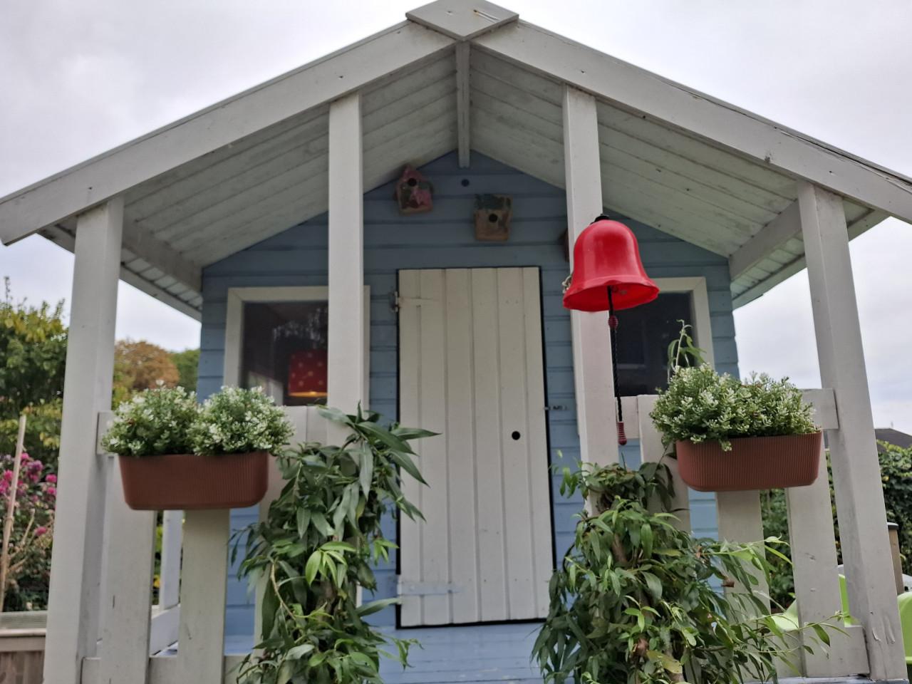 Houten speelhuisje met glijbaan (zonder schommelbank)