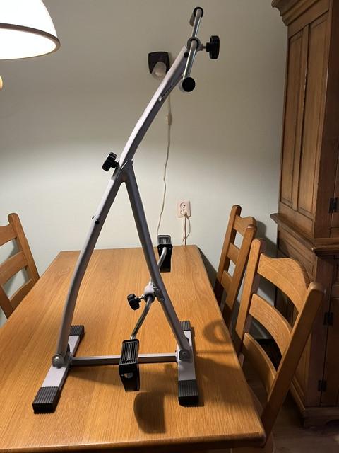 Hometrainer. Voor benen en armen