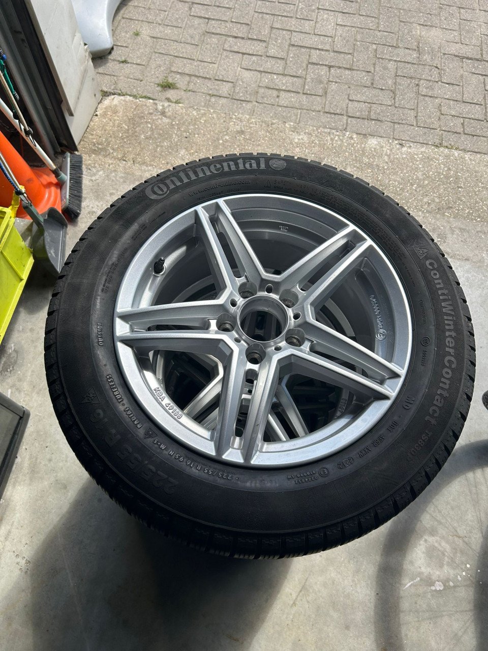 UNIWHEELS 16 INCH 5X105 SPORT VELGEN MET CONTINENTAL CONTIWINTERCONTACT